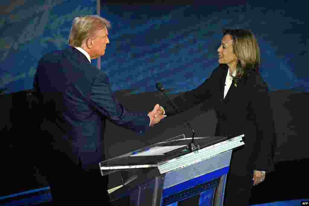 Vice-présidente mpe démocrate Kamala Harris (D) na président ya kala Donald Trump bapesani losako na bondongwani na bango na etando eke na&nbsp;National Constitution Center, Philadelphie, Pennsylvanie, 10 sanza ya libwa 2024.(Photo by SAUL LOEB / AFP)