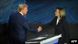 AQShda prezidentlikka nomzodlar - respublikachi Donald Tramp va demokrat Kamala Harris debatni bir-biriga qo'l berib boshladi. Filadelfiya, 10-sentabr, 2024. 