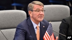 El secretario de Defensa de EE.UU., Ash Carter, dice que el presidente electo Donald Trump debe apoyar la OTAN y las alianzas en Asia.