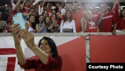 President Renu Khator takes a selfie with University of Houston's students. (Photo courtesy of the Daily Cougar)