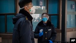 베이징 시내 전철역에서 보안 역무원들이 마스크와 장갑 등을 착용하고 순찰에 나섰다.