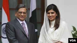 Menlu India Somanahalli Mallaiah Krishna (kiri) menerima kunjungan Menlu Pakistan Hina Rabbani Khar di New Delhi (27/7).