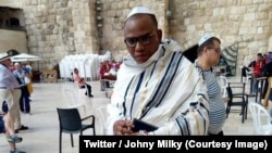 Le leader indépendantiste pro-Biafra, Nnamdi Kanu, avec des sandales, un talit blanc et une kippa, après une prière au pied du mur des Lamentations, à Jérusalem, Israël, sur une photo publiée le 20 octobre 2018. (Twitter/Johny Milky)