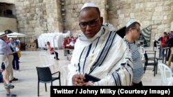 Le séparatiste Nnamdi Kanu devant le mur des Lamentations à Jérusalem (photo publiée le 20 octobre 2018. Twitter/Johny Milky)