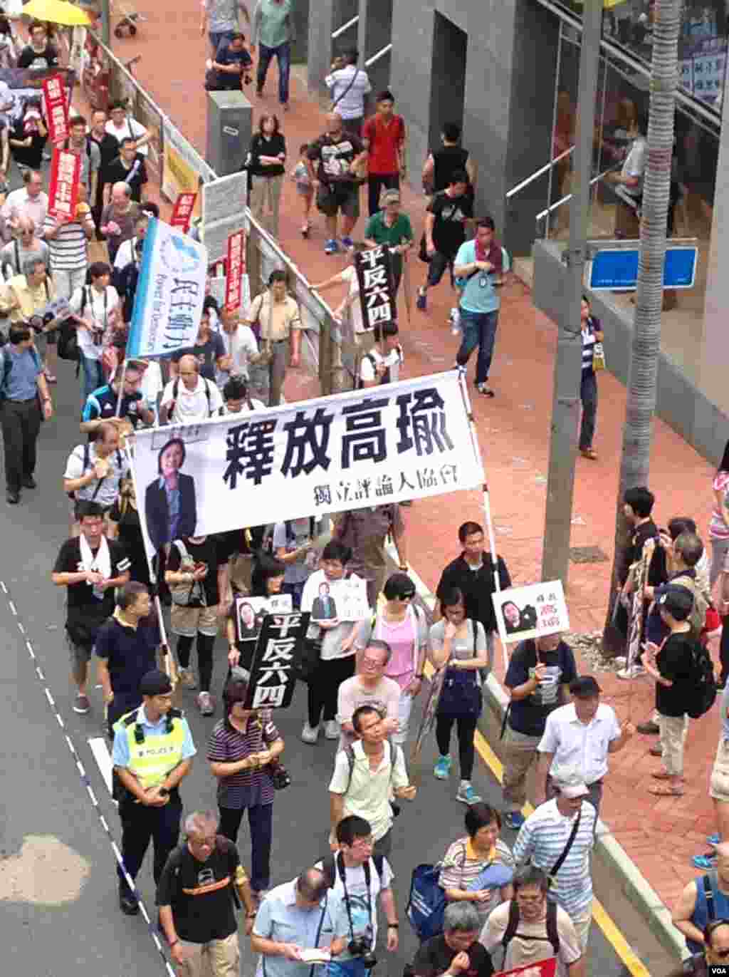 香港市民参加“支联会”举办的六四爱国民主大游行（美国之音海彦拍摄）