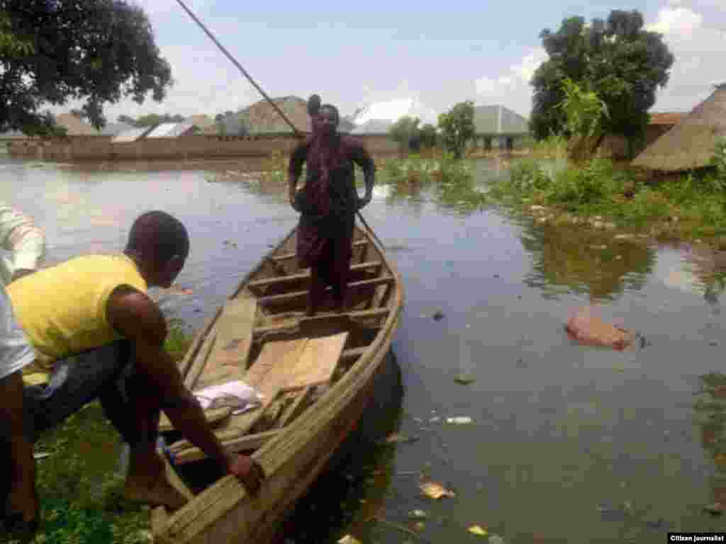 Mai kwale-kwale ya ceto wani mutumi daga ruwan ambaliya a wata unguwar dake dab da kogin Binuwai a garin Makurdi