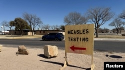 ARCHIVO - Un cartel que dice "prueba de sarampión" se ve en Seminole, Texas, EEUU, el 25 de febrero de 2025. [Foto: Reuters]