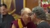 Dalai Lama et le "baiser de nez"