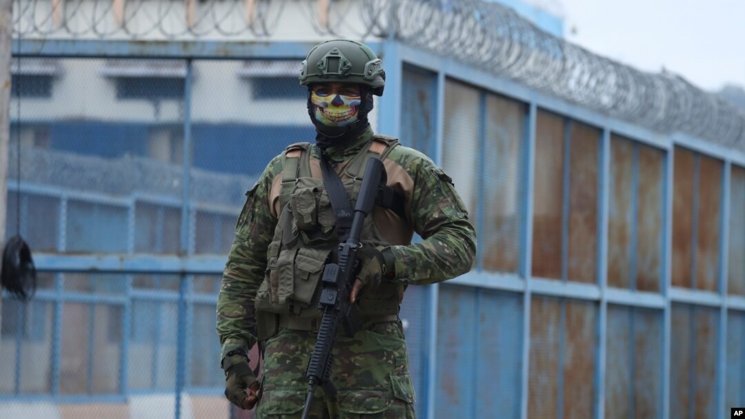 ARCHIVO - Un soldado hace guardia afuera de la prisión de El Rodeo durante una operación de búsqueda, en Portoviejo, Ecuador el miércoles 5 de junio de 2024. 