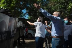 El periodista Fernando Chamorro fue sacado por la policía del exterior del edificio sede del medio Confidencial, mientras leía una declaración tras dos años de la toma del local por parte de la Policía de Nicaragua. [Foto: Houston Castillo Vado/VOA]