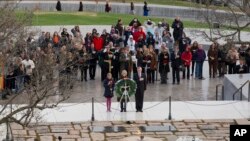 11月22日肯尼迪總統遇刺50周年﹐肯尼迪姐姐前駐愛爾蘭大使珍肯尼迪於阿靈頓國家公墓向肯尼迪總統墓地獻了花圈。