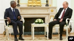 Đặc sứ Kofi Annan (trái) hội đâm với Tổng thống Nga Vladimir Putin tại Moscow hôm 17/1/12