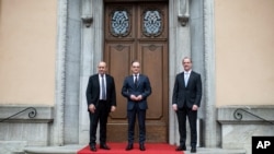از راست: وزرای خارجه بریتانیا، آلمان و فرانسه