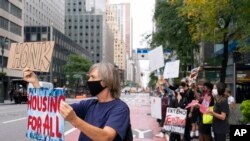 Zagovornici pristupačnog smeštaja demonstriraju ispred kancelarije guvernera Njujorka Endrua Kuoma 29. septembra 2020.