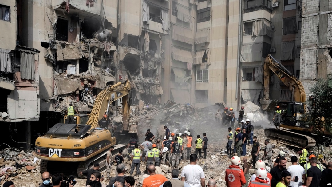 ARCHIVO - Los trabajadores de emergencia usan excavadoras para limpiar los escombros en el lugar del ataque israelí del viernes en los suburbios del sur de Beirut, el sábado 21 de septiembre de 2024.