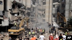 ARCHIVO - Los trabajadores de emergencia usan excavadoras para limpiar los escombros en el lugar del ataque israelí del viernes en los suburbios del sur de Beirut, el sábado 21 de septiembre de 2024.