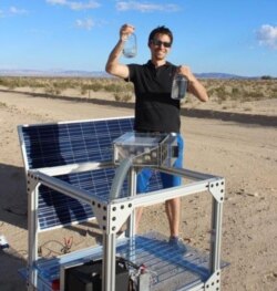 یونیورسٹی آف کیلی فورنیا کا سائنس دان اوکلاہاما کے صحرا میں ہوا سے پانی بنانے کا تجربہ کر رہا ہے