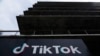 ARCHIVO - El ícono de la aplicación TikTok es visto frente a un edificio en Culver City, EEUU, en marzo de 2023.