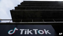 ARCHIVO - El ícono de la aplicación TikTok es visto frente a un edificio en Culver City, EEUU, en marzo de 2023.