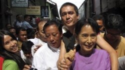 آنگ سان سوچی با خانواده های زندانيان سياسی در برمه ديدار می کند