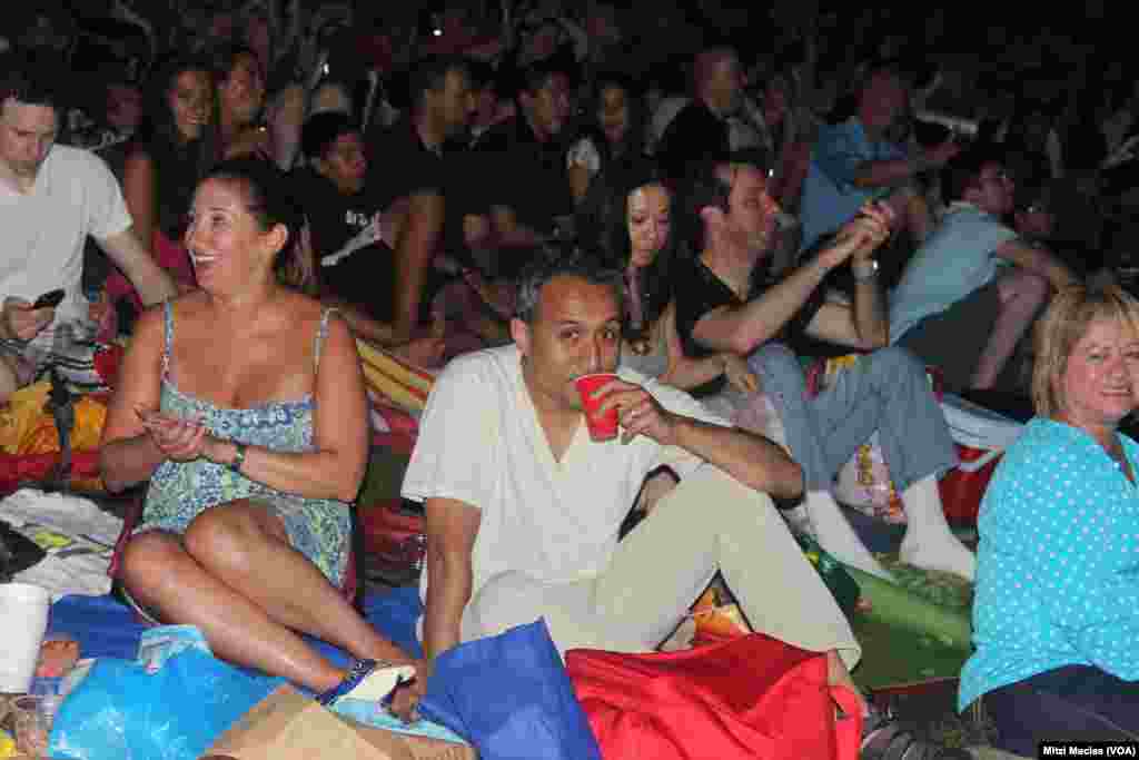 Los asistentes que tenían entradas para la pradera en frente del escenario gozaron de un picnic antes y durante el concierto. 