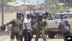 Des gendarmes guinéens arrêtent quelqu'un lors des manifestation à Conakry, Guinée, 27 septembre 2011.