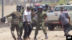 Des gendarmes guinéens procèdent à des arrestations lors d'une manifestation à Conakry, le 27 septembre 2011.