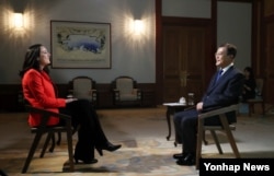 문재인 한국 대통령이 14일 청와대에서 미국 CNN 방송 폴라 핸콕스 서울지국 특파원과 인터뷰하고 있다.