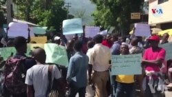 Plizyè Pwofesè Etablisman Leta Pran Lari Premye Jou Lekòl la pou Reklame Aryere Salè yo