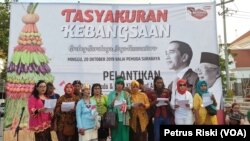 Para relawan memakai pakaian adat daerah di Indonesia, menyanyikan lagu-lagu perjuangan sebagai ungkapan syukur atas pelantikan Jokowi-Amin sebagai Presiden dan Wapres 2019-2024