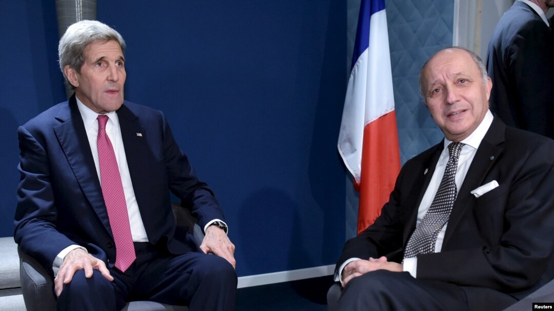 Američki državni sekretar Džon Keri i francuski šef diplomatije Loran Fabijis na marginama konferencije o klimatskim promenama u Parizu