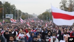 Para pendukung oposisi saat melakukan aksi protes terhadap hasil pemilu di Minsk, Belarus 27 September 2020 (foto: dok). 