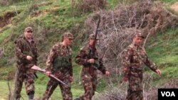 Tentara kemerdekaan Kosovo (KLA) yang berperang dengan Serbia pada akhir tahun 1990-an (foto: dok.). Serbia mengirim polisi khusus ke Kosovo untuk mecari para "teroris".