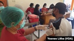 Vaksinasi COVID-19 di Pusat Kesehatan Masyarakat (Puskesmas) Tagolu, Kecamatan Lage. Kabupaten Poso, Sulawesi Tengah. Sabtu (26/6/2021). (Foto: VOA/Yoanes Litha)