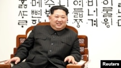 남북정상회담이 열린 27일 판문점 평화의 집에서 문재인 한국 대통령과 김정은 북한 국무위원장이 사전환담을 하고 있는 가운데, 김정은 위원장이 환하게 웃고 있다. 