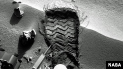 NASA's Mars rover Curiosity cut a wheel scuff mark into a wind-formed ripple at the "Rocknest" site to give researchers a better opportunity to examine the particle-size distribution of the material forming the ripple. (NASA/JPL-Caltech)