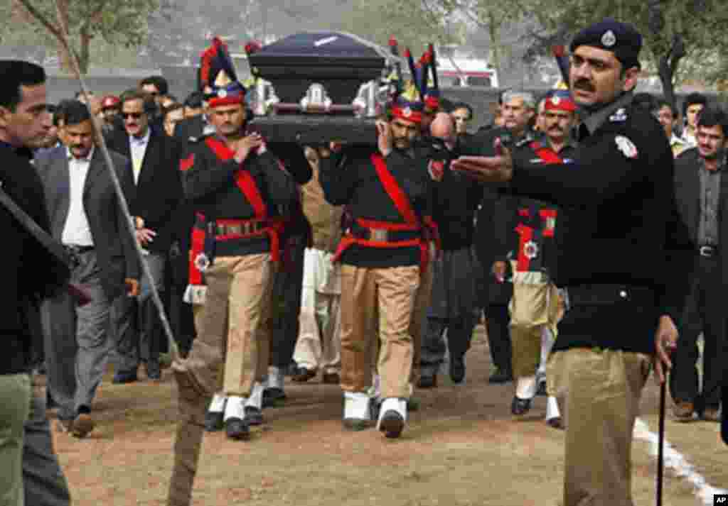 Pakistani police guards carry the coffin of late Punjab governor Salman Taseer during the funeral procession in Lahore on January 5, 2011. Thousands of Pakistanis braved high security on January 5, to attend the funeral of Punjab governor Salman Taseer, f