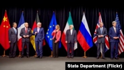 Le Secrétaire d’Etat John Kerry posant avec son homologue de l'UE, les ministres des Affaires étrangères du groupe P5 + 1 et le ministre iranien des Affaires étrangères Zarif après l’accord nucléaire, à Vienne, en Autriche, le 14 Juillet 2015.