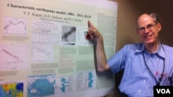 Profesor Robert Geller dari Tokyo University dan poster dokumen yang mengkritisi metode prediksi gempa. (Foto: VOA/Steve Herman)