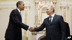 US President Barack Obama, left, shakes hands with Vladimir Putin at Novo Ogaryovo in Moscow, July 7, 2009 (file photo).