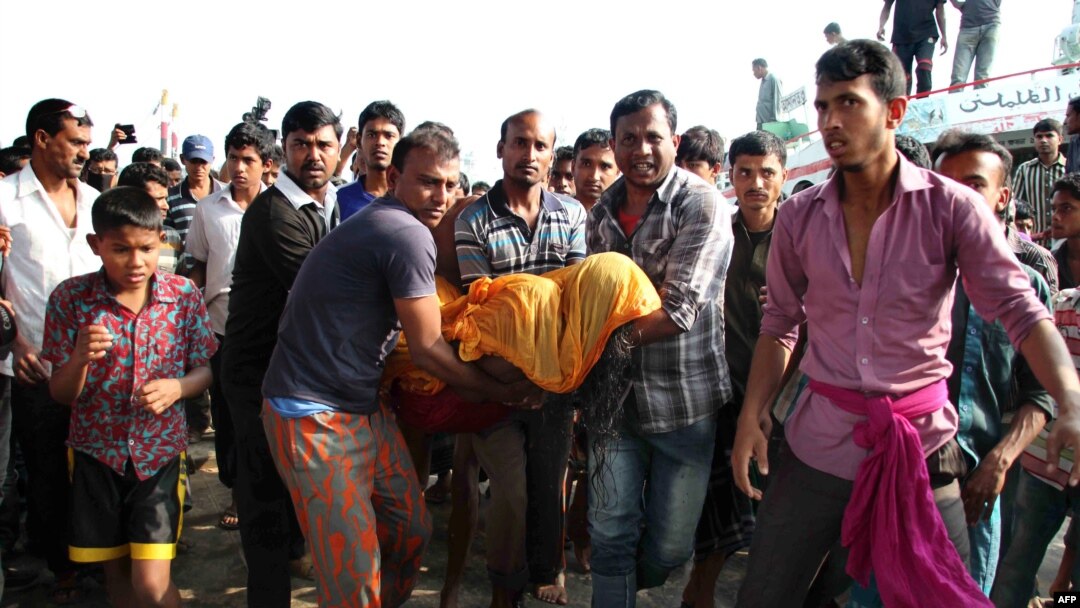 Warga Bangladesh menggotong jenazah korban kecelakaan kapal di Manikganj, sekitar 40 kilometer sebelah barat Dhaka (22/2). 