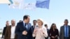 El presidente de Chipre, Nikos Christodoulides, y la presidenta de la Comisión Europea, Ursula von der Leyen, caminan por el puerto de Larnaca, en Chipre, el 8 de marzo de 2024.