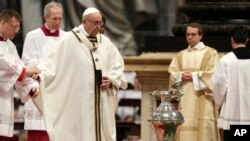 El papa Francisco camina hacia el ánfora que contiene el aceite sagrado durante la misa crismal en la basílica de San Pedro, en el Vaticano, el jueves, 29 de marzo, de 2018.