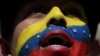 Un simpatizante de la oposición venezolana canta el himno nacional de Venezuela, el 10 de enero de 2025.