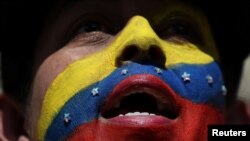 Un simpatizante de la oposición venezolana canta el himno nacional de Venezuela, el 10 de enero de 2025.