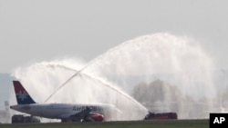 Arhiva - Avion Erbas A319-100 na svečanosti dobrodošlice na Aerodromu "Nikola Tesla" u Beogrdadu, 19. oktobra 2013.