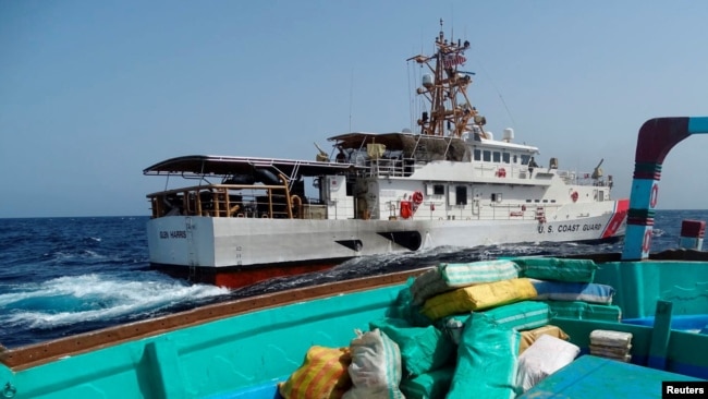 کیسه های مواد مخدر غیرقانونی روی عرشه یک کشتی ماهیگیری. این کشتی به گفته گارد ساحلی آمریکا از بندر چابهار در ایران حرکت کرده بود که در دریای عمان توقیف شد - تصویر مربوط به توقیف شناوری در ۸ مه ۲۰۲۳ است.