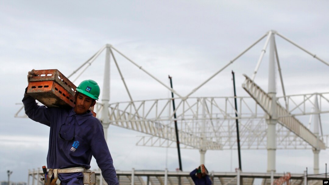 Seorang pekerja di konstruksi Taman Olimpiade di Rio de Janeiro, Brazil (23/3). (AP/Leo Correa)