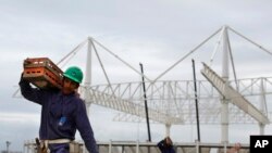 Seorang pekerja di konstruksi Taman Olimpiade di Rio de Janeiro, Brazil (23/3). (AP/Leo Correa)