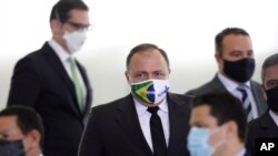 Brazil's Health Minister Gen. Eduardo Pazuelo, center, arrives to attend a ceremony at the Planalto Presidential Palace, in Brasilia, Brazil, Sept. 16, 2020. 
